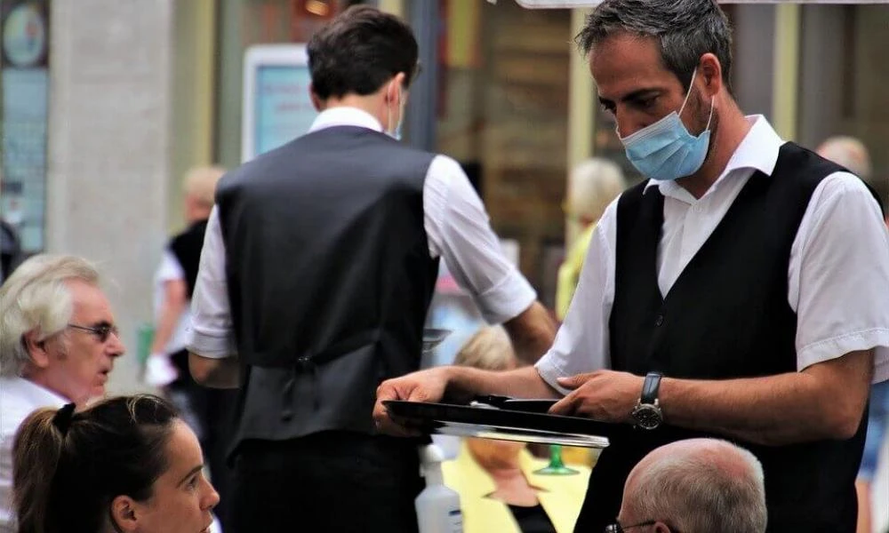 Χανιά: Σερβιτόρος καταγγέλλει ξυλοδαρμό από ιδιοκτήτη διπλανού καταστήματος στο Ενετικό Λιμάνι